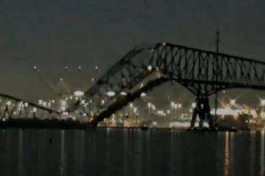 SRUŠIO SE KAO DA JE IGRAČKA, SAMO SE ČULA VRISKA! Pao most u gradu, spasioci još tragaju za nestalima! Dramatične slike s lica mesta (VIDEO)