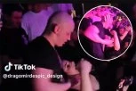 OVO JE NAJBIZARNIJA SCENA: Desingerica na nastupu devojci GURAO MIKROFON U USTA, njena reakcija ostaviće vas bez teksta! (VIDEO)