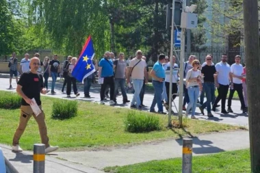 OPOZICIJA I SEPARATISTI "UVEZLI" AKTIVISTE DA GLUME KAĆANE - Pedesetoro njih zaustavlja saobraćaj i provocira narod (FOTO)