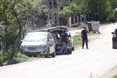 POGREBNA POVORKA KRENULA KA GROBU! Dejanovog brata odnose na groblje u Zlotu - MAJKA SVA ZAVIJENA U CRNO! (VIDEO)