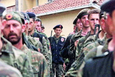 BRUKA NAD BRUKAMA: Učenici na priredbi nosili uniforme OVK! Reakcija roditelja bila je ODVRATNA (FOTO)