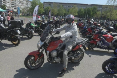 BEOGRADSKI PORODIČNI MOTO DAN NA TRGU REPUBLIKE! Cilj je povećati bezbednost i smanjiti rizik učešća u saobraćajnoj nezgodi!