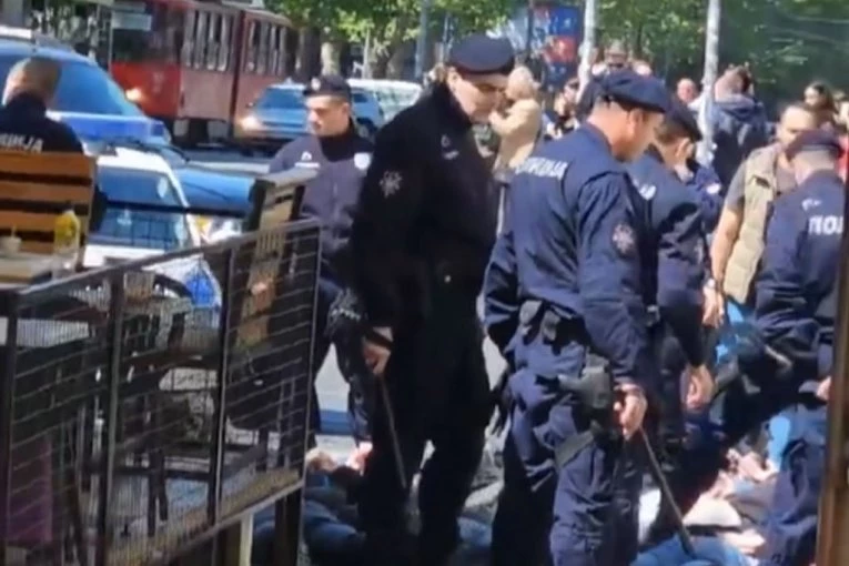 POGLEDAJTE KAKO SU POPADALI HULIGANI PRED VEČITI DERBI: Policija ih poslagala kao sardine (VIDEO)