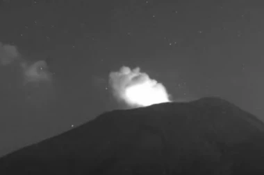 POSLE VEOMA SNAŽNOG ZEMLJOTRESA ERUPTIRAO I VULKAN: Nadležni upozoravaju i na opasnost od CUNAMIJA (FOTO/VIDEO)