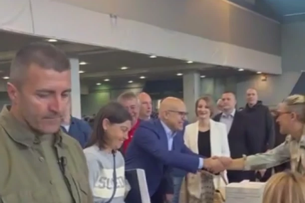 HILJADE LJUDI ČEKA U REDOVIMA! Počelo prikupljanje potpisa za listu “Aleksandar Vučić – Novi Sad sutra” na lokalnim izborima! SAJAM U NOVOM SADU KRCAT! (VIDEO)