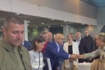 HILJADE LJUDI ČEKA U REDOVIMA! Počelo prikupljanje potpisa za listu “Aleksandar Vučić – Novi Sad sutra” na lokalnim izborima! SAJAM U NOVOM SADU KRCAT! (VIDEO)