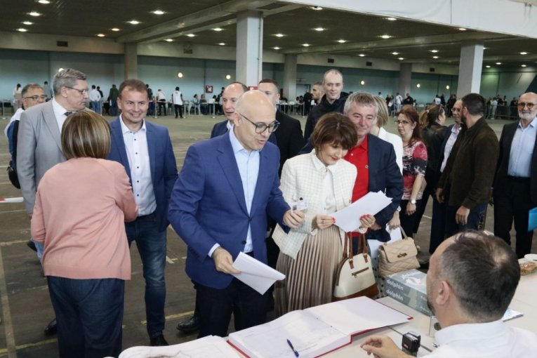 HILJADE LJUDI ČEKA U REDOVIMA! Počelo prikupljanje potpisa za listu “Aleksandar Vučić – Novi Sad sutra” na lokalnim izborima! SAJAM U NOVOM SADU KRCAT! (VIDEO/FOTO)