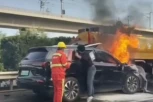 DEČAK POGINUO USLED EKSPLOZIJE NA AUTOPUTU! Vatrena stihija GUTA automobil dok vatrogasci spašavaju ljude iz plamena!
