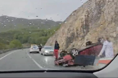 UDARIO U STENU PA ZAVRŠIO NA KROVU! Teška saobraćajka kod Žabljaka!