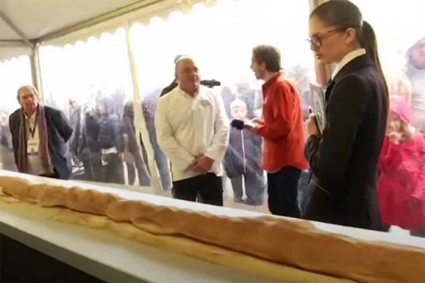VAŽNO JE BILO POBEDITI ITALIJANE: Francuzi napravili najveći baget na svetu, dug 140 metara! (VIDEO)