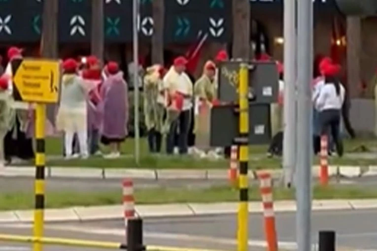 KINEZI KOJI RADE U SRBIJI ČEKAJU SVOG PREDSEDNIKA! Okupili se ispred aerodroma u Beogradu sa zastavicama i crvenim kapicama! (VIDEO)
