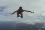 NIJE ZA ONE SA SLABIM SRCEM: Čovek skočio iz aviona bez padobrana (VIDEO)