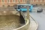 UZNEMIRUJUĆI SNIMAK: Ovo je momenat kada je autobus pun putnika sleteo s mosta PRAVO U REKU! Sedmoro mrtvih, vozač pokušao da POBEGNE (VIDEO)