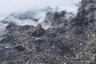 POŽAR NA DEPONIJI U UŽICU GASIĆE SE ALGAMA! Vatra još bukti, nadležni ulažu maksimalne napore da se ugasi!