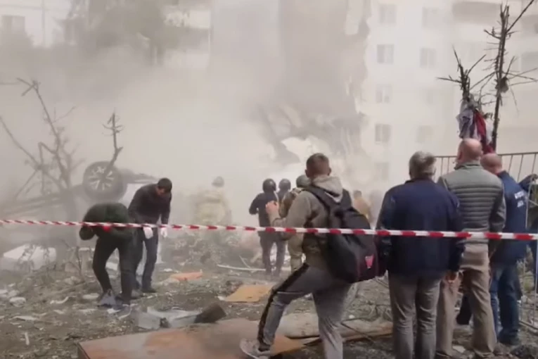 RUSKI GRAD ZASUT BOMBAMA, OSVETA ĆE BITI SUROVA! Još uvek broje mrtve i ranjene! Zgrada se URUŠAVA dok izvlače stradale! (VIDEO)