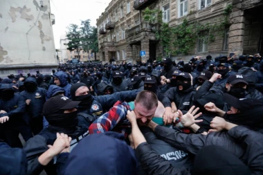 PRETUČEN BIVŠI PREMIJER I JEDAN OD LIDERA OPOZICIJE! Fizički napadnut ispred hotela, dobio POTRES MOZGA I SLOMLJEN MU NOS! (VIDEO)