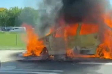 VATRA PROGUTALA VOZILO NASRED AUTO-PUTA KOD ŠIMANOVACA! Vozači jedva zaobilazili buktinju! (VIDEO)