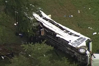 PRVI KADROVI SA MESTA UŽASA: Jezivo! Osmoro poginulo u prevrtanju školskog autobusa! Čak i lekari plaču od bola (VIDEO)