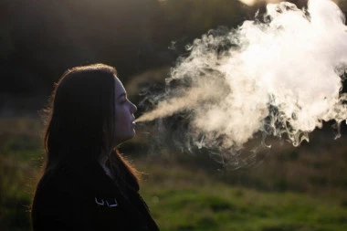 ZAKON NE ZABRANJUJE MLADIMA DA KUPE ELEKTRONSKE CIGARETE! Deca ih sve češće koriste, a njihovo korišćenje je I TE KAKO ŠTETNO!