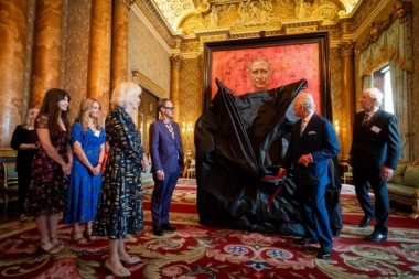"KAO DA SE KUPA U KRVI": Kralj Čarls dobio svoj prvi portret, ali slika ga je blago rečeno ŠOKIRALA (FOTO)