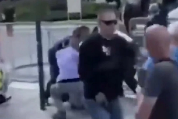 PRVI SNIMAK ATENTATA NA PREMIJERA SLOVAČKE: Robert Fico teško ranjen, napadač leži na podu okružen telohraniteljima (VIDEO)