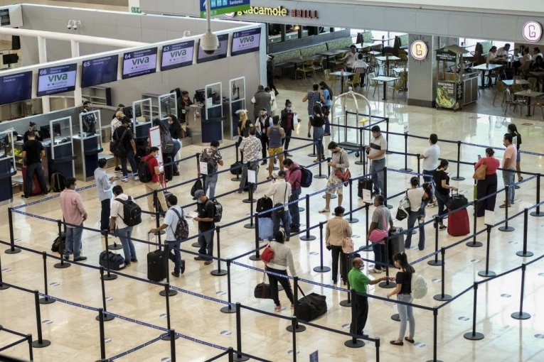 HAOS NA AERODROMU! Policija uletela u avion, uhapšen pilot! Odveli ga s lisicama na rukama! (VIDEO)