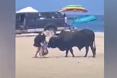 POKUŠAVALI DA JE UPOZORE, ALI NIJE SLUŠALA: Jezivi snimak sa plaže kruži društvenim mrežama (VIDEO)