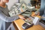 "PAO" KAO DOMINA! Kruševljanin u tri menjačnice pokušao da zameni 1.700 LAŽNIH DOLARA: Evo kako je otkriveno falsifikovanje novca