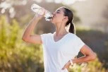 EVO KAKO DA PREŽIVITE PAKLENE VRUĆINE: Osim vode, pijte OVU TEČNOST, a jednu stvar strogo izbegavajte