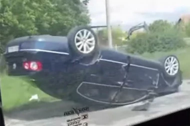 AUTOMOBIL ZAVRŠIO NA KROVU NASRED PUTA: Saobraćajka u Surčinu (FOTO+VIDEO)