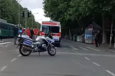 JEZIVA SAOBRAĆAJKA U CENTRU BEOGRADA: Automobil prevrnut na krovu, Hitna pomoć na terenu! (FOTO, VIDEO)