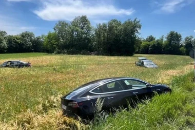 TEŠKA SAOBRAĆAJKA KOD MLADENOVCA: Tri automobila završila u njivi pored puta (FOTO)