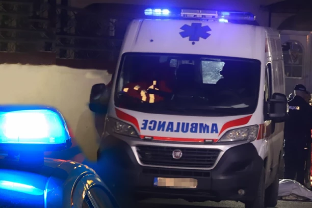 UDES U ULICI BRAĆE JERKOVIĆ: Od siline udarca automobil završio na krovu (VIDEO)