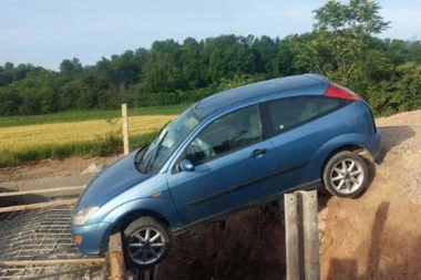 AUTOMOBIL ZAVRŠIO ZAGLAVLJEN: Neobična nezgoda na Despotovačkom putu u Svilajncu (FOTO)