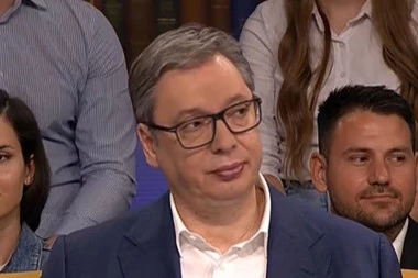 "NISAM MAŠINA, PRORADE EMOCIJE, ZASTAVA JE BILA MOJA IDEJA" Predsednik Vučić o postupku na sednici UN