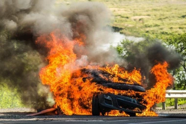 IZGOREO AUTO U SURČINU! Sumnja se da je požar podmetnut!