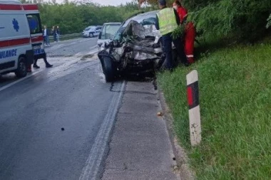 U NESREĆI KOD MLADENOVCA POGINUO VOZAČ AUTOMOBILA!