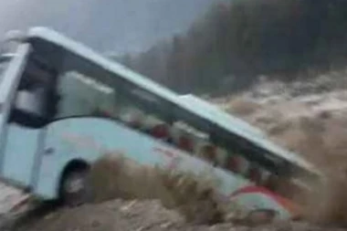 PREVRNUO SE AUTOBUS SA 43 DECE! Vozač izgubio kontrolu, deca vrištala preko telefona dok su zvala roditelje!