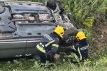 TEŽAK UDES NA PUTU SIRIG - SRBOBRAN! Vatrogasci SEKLI automobil kako bi izvukli povređenu ženu! (VIDEO)