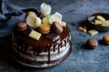 SOČNA I JEDNOSTAVNA: Fantastična ROZEN TORTA sa čokoladnim pudingom