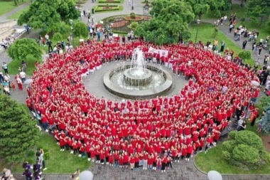 PRELEP PRIZOR! Čak 1.100 mališana nasred Vrnjačke Banje igralo tradicionalno srpsko kolo! (FOTO)