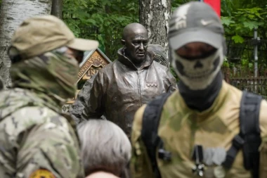 U ČAST BIVŠEG VOĐE VAGNERA, SVE VRVI OD SABORACA: Postavljena statua Jevgenija Prigožina na njegovom grobu! (FOTO)