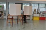 HAOS U NOVOM SADU! Novinar portala 021.rs oteo birački materijal, napao članove biračkog odbora i pokušao da SPREČI Vučevića da glasa!