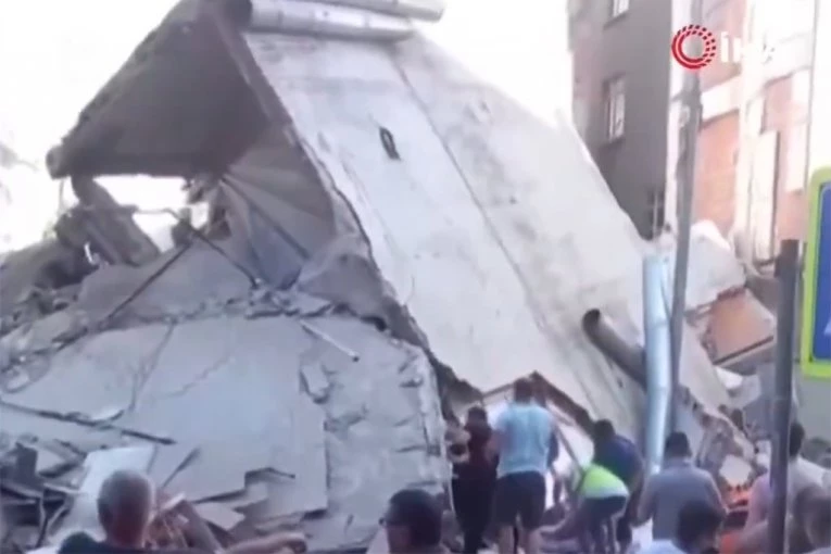HOROR U GRADU, U TOKU HITNA AKCIJA SPASAVANJA! Srušila se zgrada, više ljudi je zarobljeno pod ruševinom, objavljen STRAVIČAN snimak! (VIDEO)