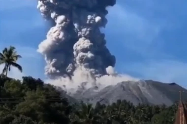 EKSPLODIRALA PLANINA! ZAURLALA UTROBA ZEMLJE! Nova stravična erupcija vulkana, poslato HITNO upozorenje! (VIDEO)