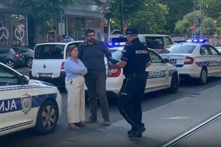 LAZOVIĆA OPKOLILA POLICIJA U CENTRU BEOGRADA! Opozicionari napali aktiviste SNS, pokušali nasilno da upadnu u kol-centar, pa bacili suzavac!