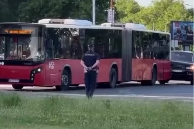 SUDAR AUTOBUSA I AUTOMOBILA KOD ARHIVA BEOGRADA: Saobraćaj otežan! (VIDEO)