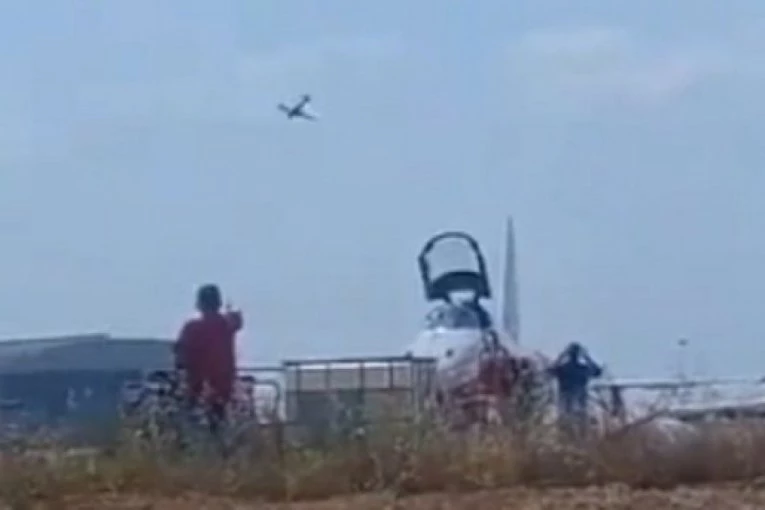 JEZIVO! Pojavio se prvi snimak stravičnog sudara dva aviona! Očevici se držali za glave (VIDEO)