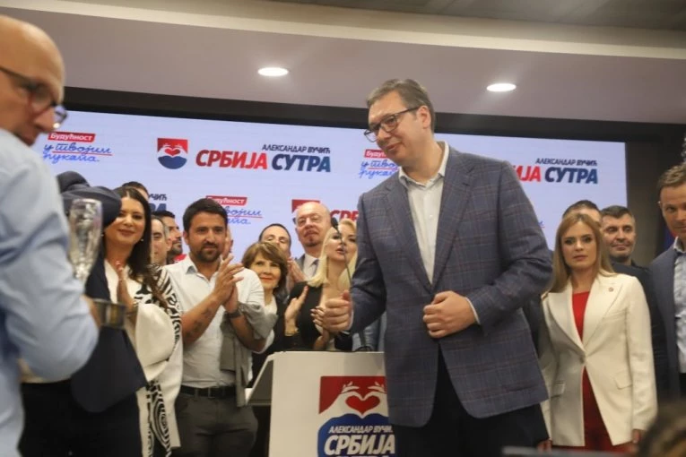 MEDIJI IZ REGIONA O IZBORIMA U SRBIJI: Vučićeva neverovatno ubedljiva pobeda i haos sa kol centrima obeležili dan glasanja