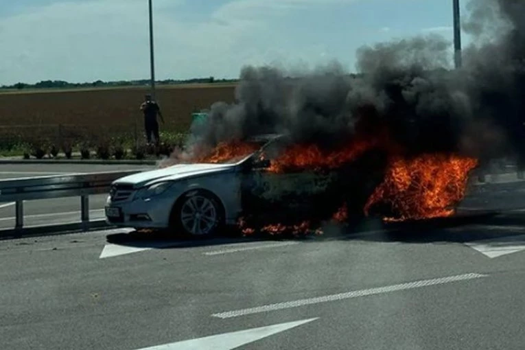 DRAMA NA AUTO-PUTU: Plamen guta automobil kod naplatne rampe Inđija! Evo šta se desilo!